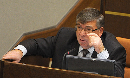 Председатель комитета по социальной политике Совета Федерации Валерий Рязанский во время первого заседания осенней сессии Совета Федерации РФ.