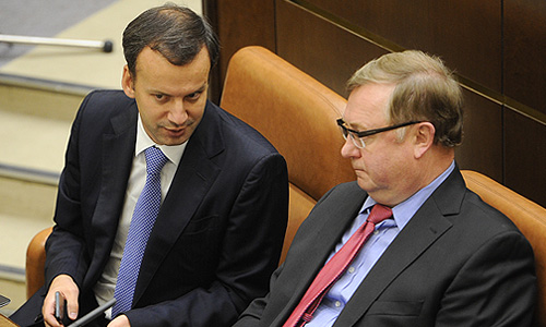 Вице-премьер РФ Аркадий Дворкович и председатель Счетной палаты РФ Сергей Степашин (слева направо) во время первого заседания осенней сессии Совета Федерации РФ