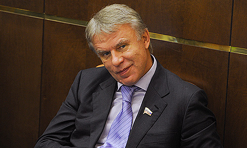 Первый заместитель председателя комитета СФпо социальной политике Вячеслав Фетисов во время первого заседания осенней сессии Совета Федерации РФ.