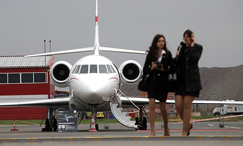 Реактивный самолет Dassault Falcon 2000 на международной выставке деловой авиации Jet Expo 2012 на территории центра бизнес авиации "Внуково-3".