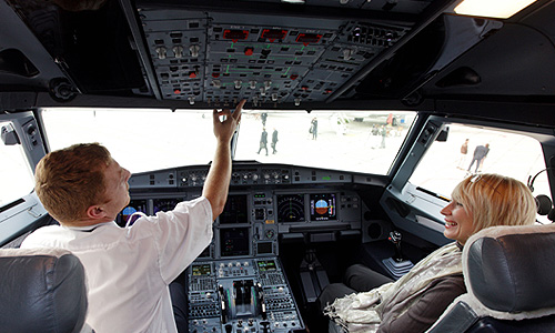 В кабине пилота пассажирского самолета Airbus A319 на международной выставке деловой авиации Jet Expo 2012 на территории центра бизнес авиации "Внуково-3".
