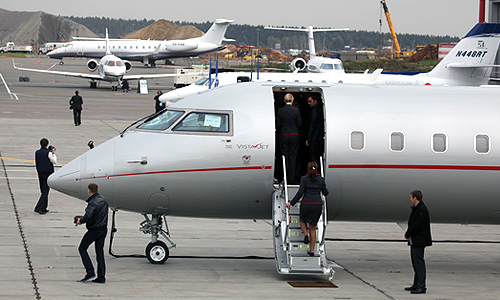 Самолет VistaJet Сhallenger 850 на международной выставке деловой авиации Jet Expo 2012 на территории центра бизнес авиации "Внуково-3".