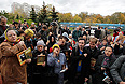 Православные активисты во время акции против панк-группы Pussy Riot у здания Мосгорсуда.