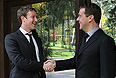 Премьер-министр РФ Дмитрий Медведев и генеральный директор социальной сети Facebook Марк Цукерберг во время встречи.