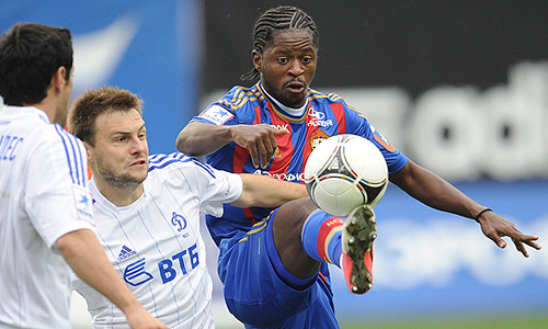 Игроки ЦСКА Секу Олисе и "Динамо" Владимир Гранат (справа налево).