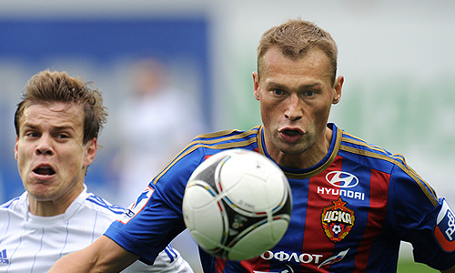 Игроки "Динамо" Александр Кокорин и ЦСКА Василий Березуцкий (слева направо).