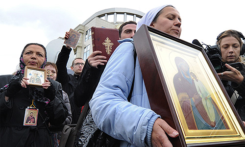 Православные активисты во время акции против панк-группы Pussy Riot у здания Мосгорсуда.