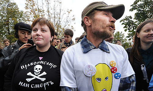 Сторонники панк-группы Pussy Riot во время акции у здания Мосгорсуда.