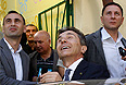 Лидер оппозиционной коалиции "Грузинская мечта" миллиардер Бидзина Иванишвили, уже поздравивший сторонников с победой, надеется, что вернет себе гражданство Грузии и будет утвержден новым парламентом на посту премьер-министра.