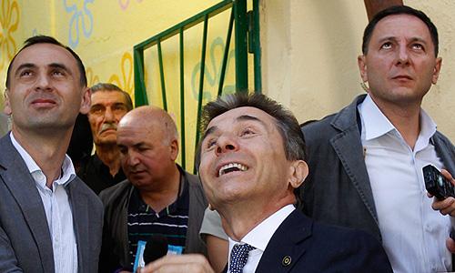 Лидер оппозиционной коалиции "Грузинская мечта" миллиардер Бидзина Иванишвили, уже поздравивший сторонников с победой, надеется, что вернет себе гражданство Грузии и будет утвержден новым парламентом на посту премьер-министра.