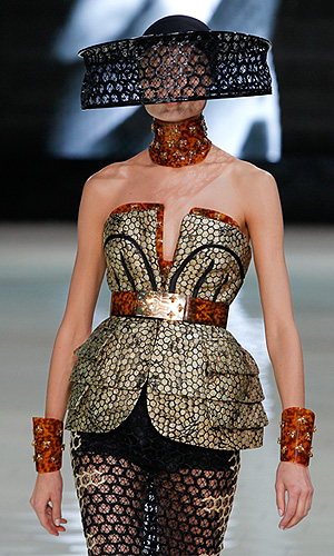 Показ коллекции Sarah Burton весна-лето 2013 для модного дома Alexander McQueen.