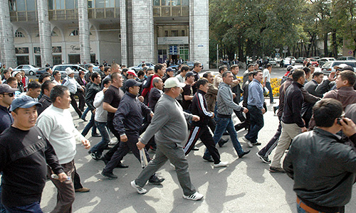 Около 800 человек, представляющих разные регионы Киргизии, собрались на центральной площади Бишкека, требуя национализировать золоторудное месторождение "Кумтор", в ином случае они готовы добиваться роспуска парламента.