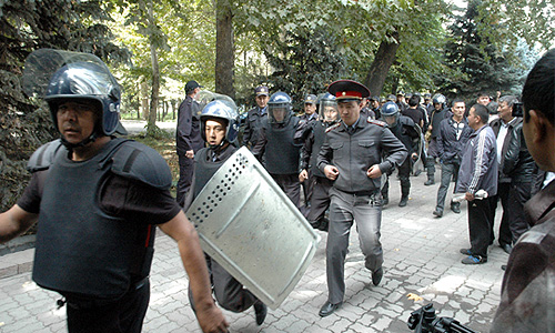 Около 800 человек, представляющих разные регионы Киргизии, собрались на центральной площади Бишкека, требуя национализировать золоторудное месторождение "Кумтор", в ином случае они готовы добиваться роспуска парламента.