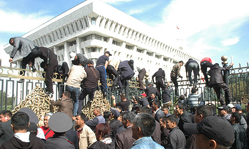 Около 800 человек, представляющих разные регионы Киргизии, собрались на центральной площади Бишкека, требуя национализировать золоторудное месторождение "Кумтор", в ином случае они готовы добиваться роспуска парламента.