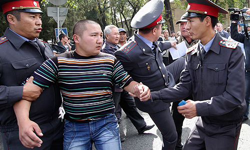 Около 800 человек, представляющих разные регионы Киргизии, собрались на центральной площади Бишкека, требуя национализировать золоторудное месторождение "Кумтор", в ином случае они готовы добиваться роспуска парламента.