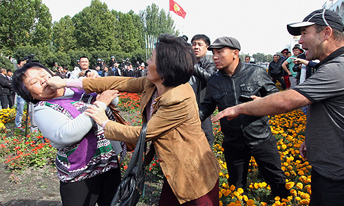 Около 800 человек, представляющих разные регионы Киргизии, собрались на центральной площади Бишкека, требуя национализировать золоторудное месторождение "Кумтор", в ином случае они готовы добиваться роспуска парламента.