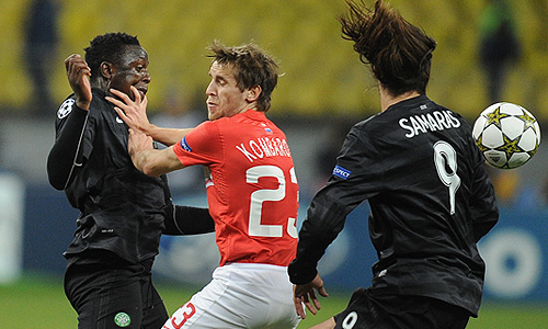 Спартаковец Дмитрий Комбаров (в центре) и игроки "Селтика" Виктор Ваньяма, Георгиос Самарас (в черной форме слева направо) в матче группового этапа Лиги чемпионов по футболу "Спартак" (Москва, Россия) - "Селтик" (Глазго, Шотландия).