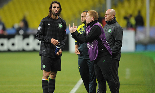 Игрок "Селтика" Георгиос Самарас и главный тренер "Селтика" Нил Леннон (слева направо на первом плане) в матче группового этапа Лиги чемпионов по футболу "Спартак" (Москва, Россия) - "Селтик" (Глазго, Шотландия).