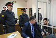 Адвокат Алексей Гребенской (на первом плане слева) и спортсмен Расул Мирзаев, обвиняемый в смерти 19-летнего студента Ивана Агафонова, во время рассмотрения дела в Замоскворецком суде.