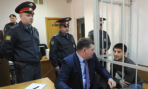 Адвокат Алексей Гребенской (на первом плане слева) и спортсмен Расул Мирзаев, обвиняемый в смерти 19-летнего студента Ивана Агафонова, во время рассмотрения дела в Замоскворецком суде.