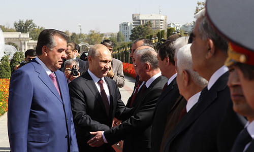 Президент Таджикистана Эмомали Рахмон и президент РФ Владимир Путин (слева направо на втором плане) во время встречи.