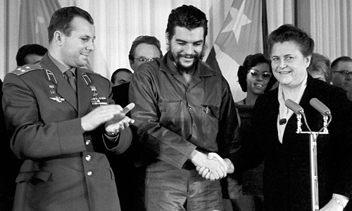 1964 год. Первый космонавт Юрий Гагарин (слева) и член секретариата Национального руководства Единой партии социалистической революции Кубы Эрнесто Че Гевара во время заседания Общества советско-кубинской дружбы, на котором Юрий Гагарин был избран президентом общества.