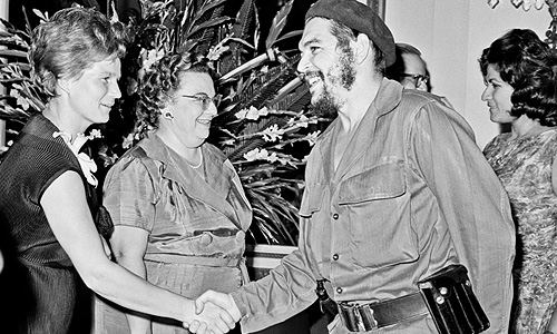1963 год. Советский космонавт Валентина Терешкова и латиноамериканский революционер Эрнесто Че Гевара.