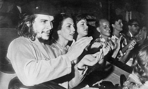 1960 год. Латиноамериканский революционер Эрнесто Че Гевара на митинге.