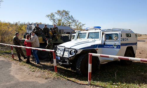 На полигон в Оренбургской области, где произошли взрывы, направлены все экстренные службы, а также бронированная техника из воинских частей, дислоцированных поблизости. Также, как сообщил руководитель пресс-службы Центрального военного округа Ярослав Рощупкин, что из Екатеринбурга на место ЧП вылетел борт с представителями комиссии, которая будет разбираться в причинах происшедшего и осуществлять оперативное руководство ликвидацией последствий ЧП.