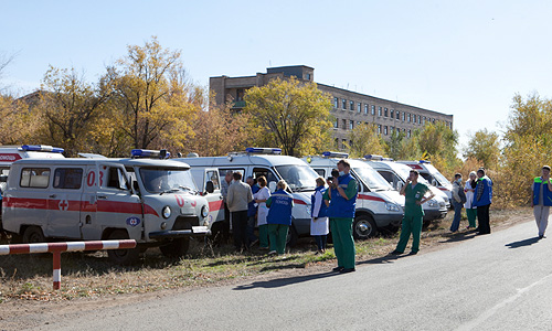 В Оренбургской области в 30 км от Оренбурга произошло три мощных взрыва на площадке хранения боеприпасов, выслуживших установленные сроки и подлежащих утилизации. В результате взрывов произошло возгорание в оружейных складах со снарядами.