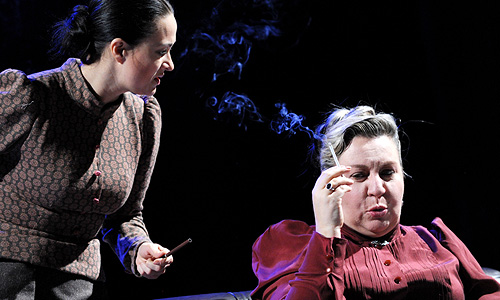 В 1979 году окончила Школу-студию МХАТ.