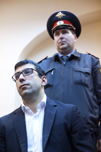 Большой резонанс получил инцидент со стрельбой в Москве во время празднования дагестанской свадьбы 30 сентября. Тогда свадебный кортеж из девяти автомобилей двигался по Ленинградскому проспекту в сторону Тверской улицы. Во время движения его участники начали стрелять в воздух из травматического оружия. После этого полиция блокировала кортеж в районе Моховой улицы, участники которого вновь открыли стрельбу в воздух.