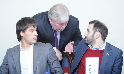 Член Комитета СФ РФ по науке, образованию, культуре и информационной политике Руслан Гаттаров, член Общественной палаты, адвокат Анатолий Кучерена и депутат ГД РФ Илья Пономарев (слева направо) во время общественных слушаний, посвященных выходу телевизионного фильма "Анатомия протеста-2", в Общественной палате РФ.