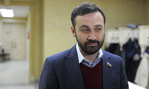 Депутат ГД РФ Илья Пономарев по окончании общественных слушаний, посвященных выходу телевизионного фильма "Анатомия протеста-2", в Общественной палате РФ.