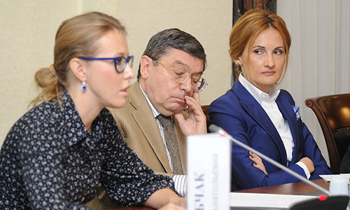 Телеведущая Ксения Собчак, член Общественной палаты Иосиф Дискин и глава комитета Госдумы по безопасности Ирина Яровая (слева направо) во время общественных слушаний, посвященных выходу телевизионного фильма "Анатомия протеста-2", в Общественной палате РФ.