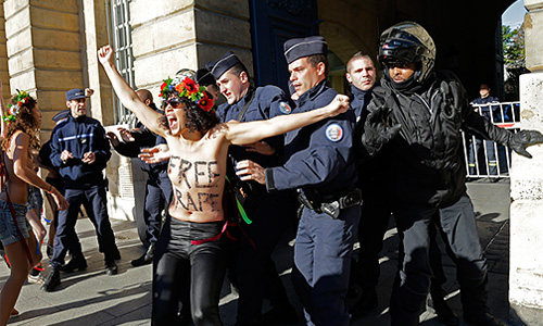 Активистки FEMEN провели в Париже акцию против вердикта по делу о групповом изнасиловании подростка.