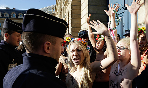 Активистки FEMEN провели в Париже акцию против вердикта по делу о групповом изнасиловании подростка.