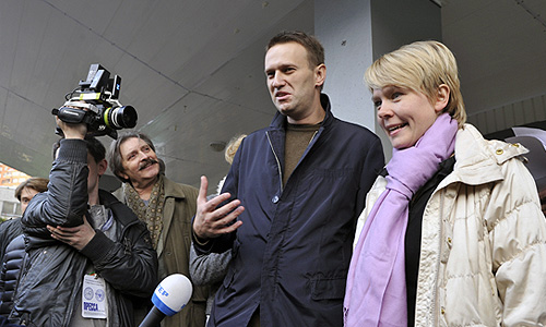 Алексей Навальный и кандидат в мэры Химок Евгения Чирикова на избирательном участке № 3017.