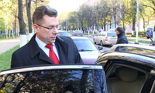 Олег Шахов у здания Общественной приемной.