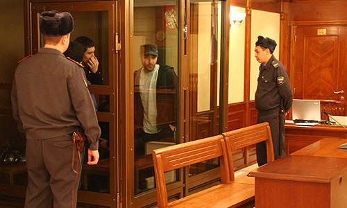 Башир Хамхоев и Ислам Яндиев (в центре слева направо), обвиняемые по делу о теракте в аэропорту "Домодедово" 25 января 2011, в Московском областном суде.