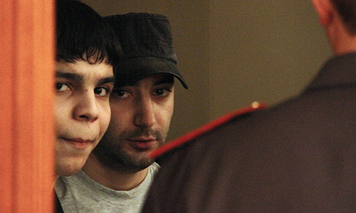 Ислам Яндиев (в центре), обвиняемый по делу о теракте в аэропорту "Домодедово", в Московском областном суде.