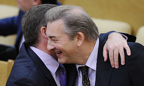 Член комитета ГД по физической культуре, спорту и делам молодежи Владислав Третьяк (справа) на заседании Госдумы.