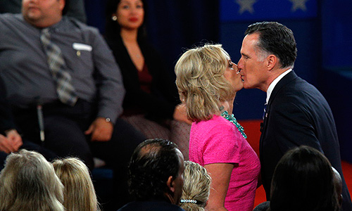 Второй из трех раундов дебатов проходил в Университете Хофстры в городе Хемпстед, штат Нью-Йорк. В отличие от первой встречи Обамы и Ромни, на этот раз вопросы кандидатам мог задавать не только ведущий (им во вторник была главный политической обозреватель CNN Кэнди Кроули), но и слушатели.