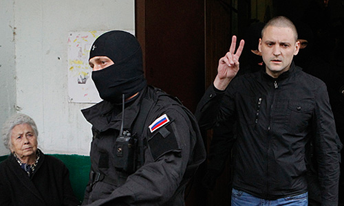 Около 13:00 сотрудники спецназа вывели Удальцова из дома и посадили в микроавтобус. "Это произвол и провокация, и я надеюсь, общество не будет молчать и отреагирует", - заявил оппозиционер собравшимся у подъезда журналистам. Он также сообщил, что готов пройти проверку на детекторе лжи.