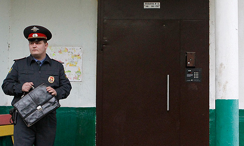 Около 13:00 сотрудники спецназа вывели Удальцова из дома и посадили в микроавтобус. "Это произвол и провокация, и я надеюсь, общество не будет молчать и отреагирует", - заявил оппозиционер собравшимся у подъезда журналистам. Он также сообщил, что готов пройти проверку на детекторе лжи.