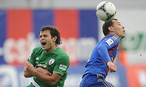 Игрок "Рубина" Алан Касаев и армеец Сергей Игнашевич (слева направо) в матче чемпионата России по футболу: ЦСКА (Москва) – "Рубин" (Казань) - 2:0.