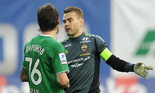 Игрок "Рубина" Роман Шаронов и вратарь армейцев Игорь Акинфеев (слева направо) в матче чемпионата России по футболу: ЦСКА (Москва) – "Рубин" (Казань) - 2:0.