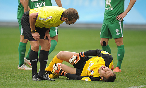 Главный судья Александр Егоров и вратарь "Рубина" Сергей Рыжиков (слева направо) в матче чемпионата России по футболу: ЦСКА (Москва) – "Рубин" (Казань) - 2:0.