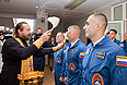 На борту пилотируемого корабля - российско-американский экипаж 34-й длительной экспедиции. В его составе россияне Олег Новицкий и Евгений Тарелкин, а также астронавт НАСА Кевин Форд, которым предстоит шестимесячная вахта на борту МКС.