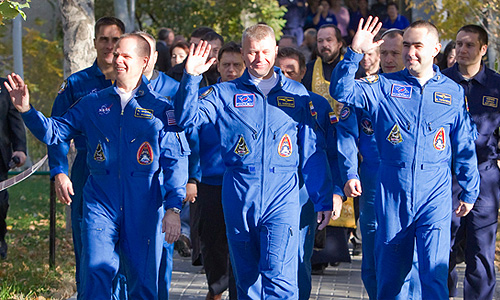 На борту пилотируемого корабля - российско-американский экипаж 34-й длительной экспедиции. В его составе россияне Олег Новицкий и Евгений Тарелкин, а также астронавт НАСА Кевин Форд, которым предстоит шестимесячная вахта на борту МКС.